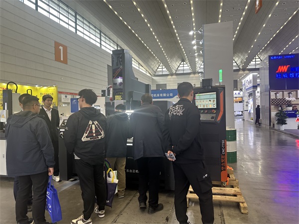 臺正鏡面火花機亮相2024中部（鄭州）裝備制造業博覽會